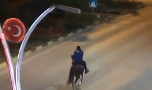 Bartın'da bulvarda ilerlerken tökezleyen atıyla düştü, o anlar kamerada