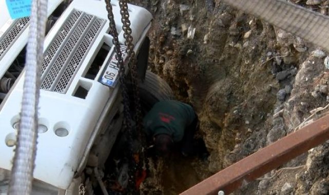 Başakşehir'de hafriyat kamyonu şantiye alanına devrildi