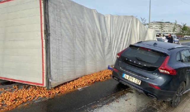 Başakşehir'de meyve yüklü TIR otomobilin üzerine devrildi : 2 yaralı
