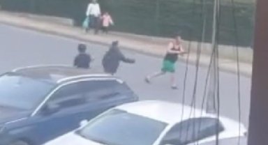 Başakşehir'de pompalı tüfekle sağa solan ateş eden adama, vatandaşlar müdahale ederken tüfek patladı