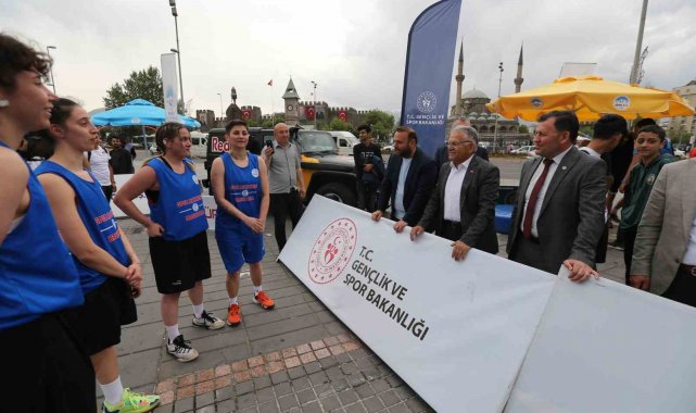 Başkan Büyükkılıç, Basketbol Turnuvasında Gençlerin Coşkusuna Ortak Oldu