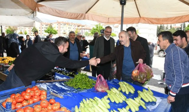 Başkan Çelik, semt pazarında alışveriş yaptı