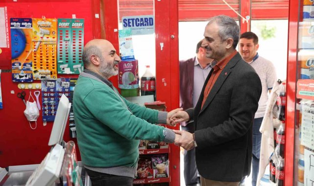 Başkan Çiftçi, hem esnafın taleplerini dinliyor hem de yapılan projeleri anlatıyor