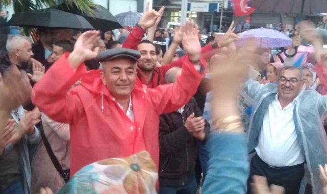 Başkan Kaplan, Cumhurbaşkanı Erdoğan'ın zaferini vatandaşlarla birlikte kutladı