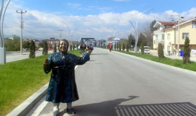 Başkanın 'çalındı' dediği Adile Naşit heykelindeki tepsi, tamirat için belediyeye götürülmüş