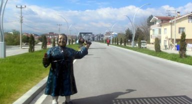 Başkanın 'çalındı' dediği Adile Naşit heykelindeki tepsi, tamirat için belediyeye götürülmüş