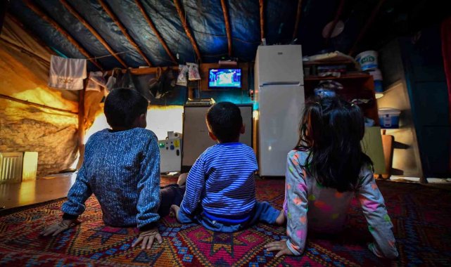 Başpınar ailesinin çadırı, Büyükşehir'in güneş paneli ile aydınlatıldı