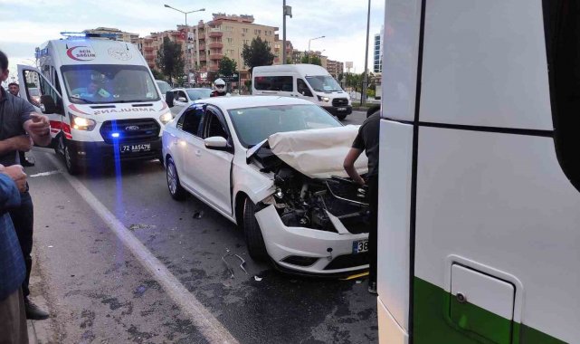 Batman'da otomobil belediye otobüsüne arkadan çarptı: 1 yaralı