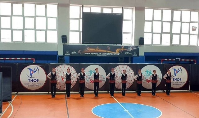 Bayburt Lisesi halk oyunları ekibi Türkiye finallerinde