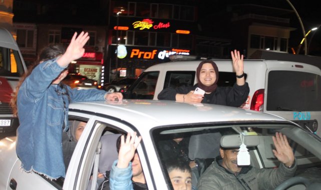 Bayburt'ta seçim kutlaması gece geç saatlere kadar devam etti