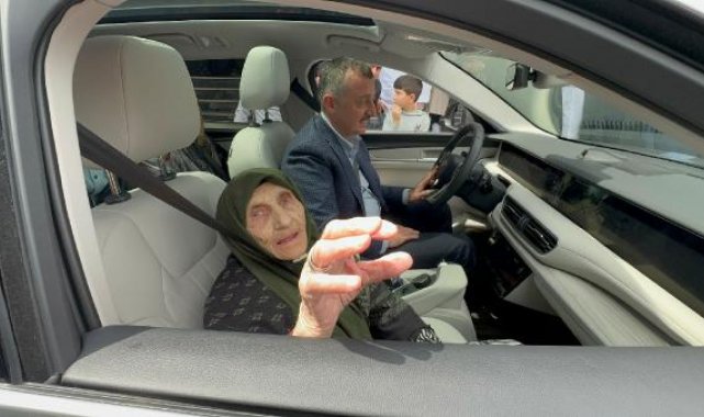 Belediye başkanı, 100 yaşındaki seçmeni TOGG ile evine bıraktı