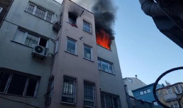 Beyoğlu'nda 4 katlı binada yangın