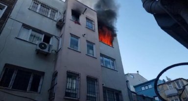 Beyoğlu'nda 4 katlı binada yangın
