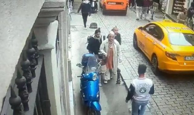 Beyoğlu'nda çocuğuyla yürürken cep telefonunu çaldılar