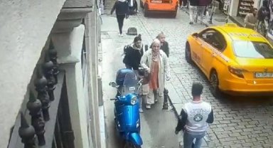 Beyoğlu'nda çocuğuyla yürürken cep telefonunu çaldılar
