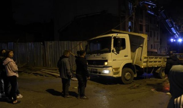 Beyoğlu'nda inşaata malzeme indiren kamyon yan yattı