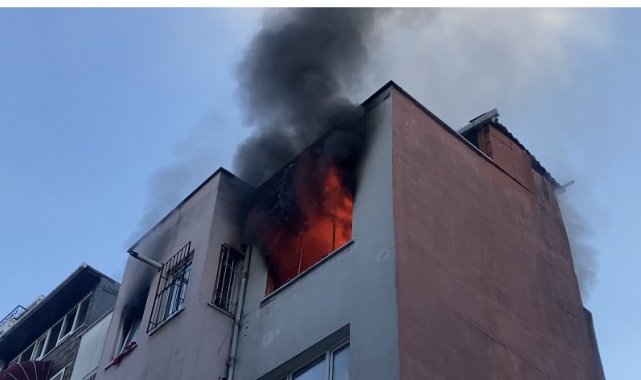 Beyoğlu'nda korkutan yangın: 4 katlı binanın çatı katı alev alev yandı