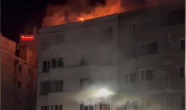 Beyoğlu'nda metruk binanın çatısı alev alev yandı