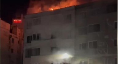 Beyoğlu'nda metruk binanın çatısı alev alev yandı