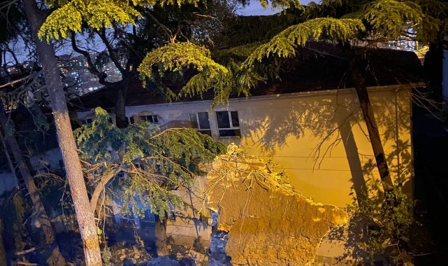 Beyoğlu'nda okul bahçesine istinat duvarı çöktü, 3 bina boşaltıldı