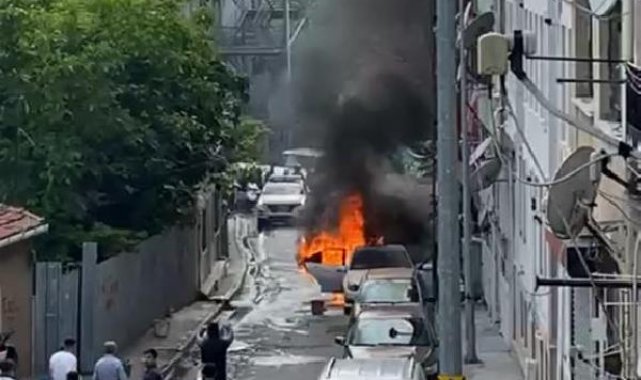 Beyoğlu'nda park halindeki otomobil alev alev yandı