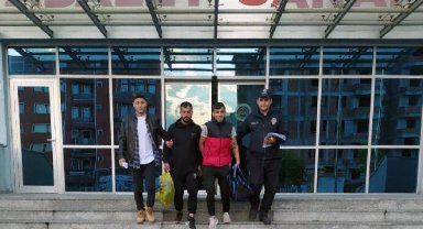 Bıçak çektikleri kişinin parasını gasbeden 2 şüpheli, tutuklandı