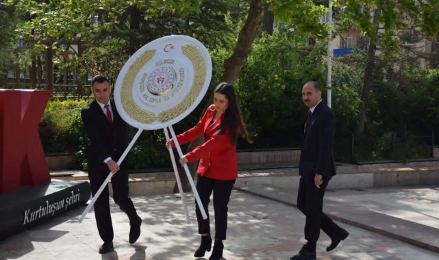 Bilecik'te Gençlik Haftası Atatürk Anıtı'na konulan çelenkle başladı