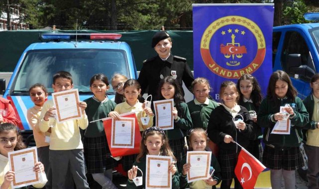 Bilecik'te jandarmandan çocuklara araç tanıtımı