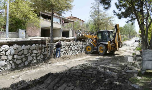 Binbirevler'de tehlike arz eden taş duvar yenileniyor
