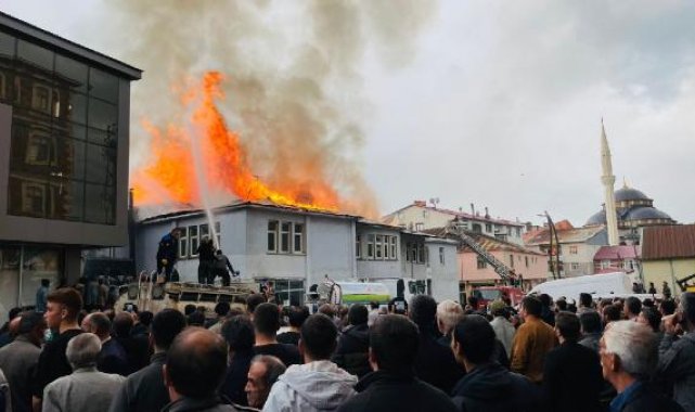 Bingöl'de pasajın çatı katındaki yangın, atölye ve camiye sıçradı