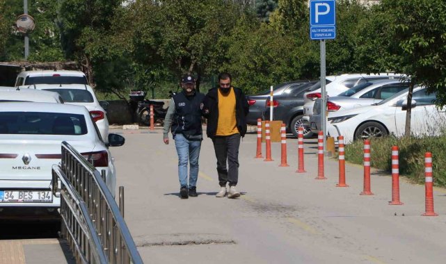 Bir araca 12 kaçak göçmen sığdırmışlar: 3 şüpheli tutuklandı