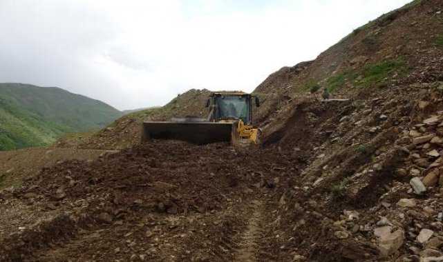 Bitlis'te heyelan; ulaşıma kapanan 15 köy yolu 7 saatlik çalışmayla açıldı