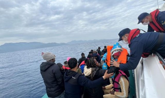 Bodrum açıklarında lastik bottaki 30 kaçak göçmen kurtarıldı