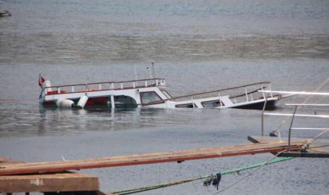 Bodrum'da su alan tekne battı