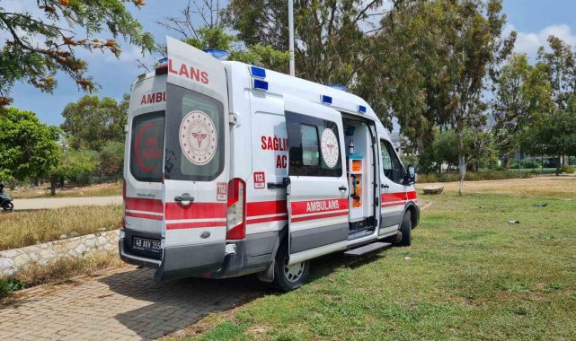 Boğulmak üzere olan genci vatandaşlar kurtardı