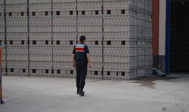 Briket makinesine düşen işçi, öldü