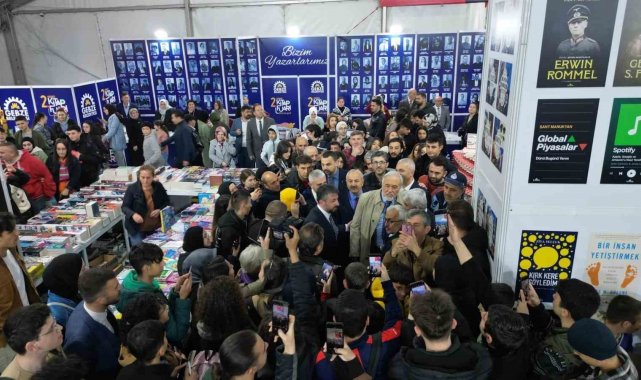 Bu fuarda binlerce kitap vatandaşlarla buluşuyor