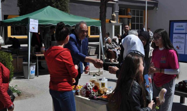 Bu okulda oy kullanmaya gelenler sürprizle karşılaştı