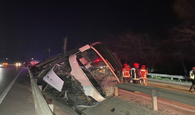 Bursa'da öğrencileri taşıyan tur otobüsü devrildi