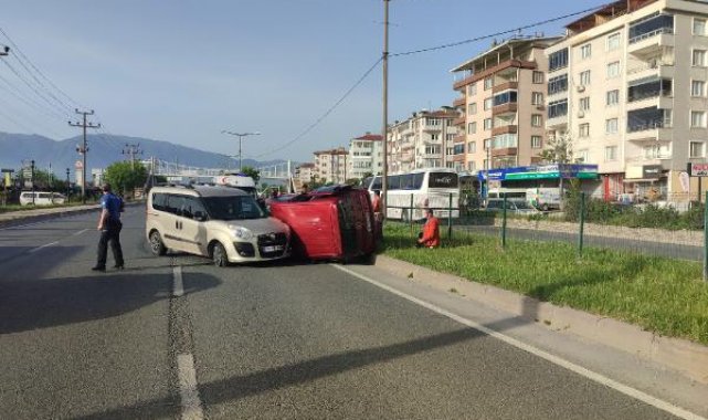 Bursa'da 'yol verme' tartışması kaza ile sonlandı; 3 yaralı