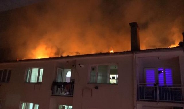 Bursa'da 5 katlı binanın çatısı alev alev yandı