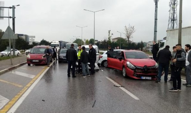 Bursa'da, 7 aracın karıştığı zincirleme kazada 2 yaralı