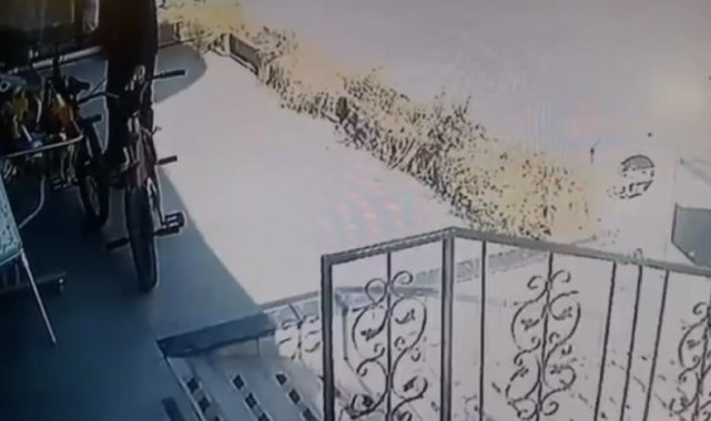 Bursa'da güpegündüz bisiklet hırsızlığı kamerada