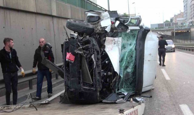 Bursa'da kontrolden çıkan ticari minibüs devrildi: 1 yaralı