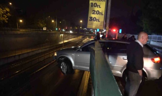 Bursa'da kontrolden çıkıp bariyerlere saplanan otomobil 5 metre yükseklikte asılı kaldı