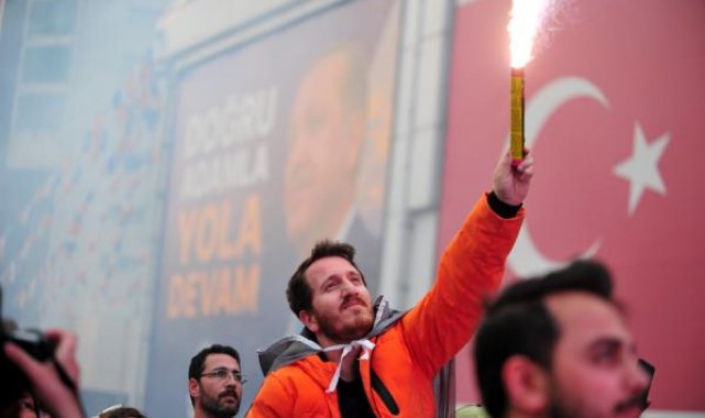 Bursa'da meşaleli ve havai fişekli kutlama
