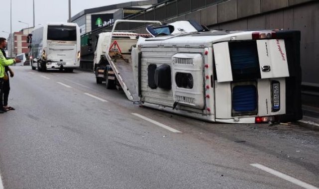 Bursa'da minibüs, midibüse ve bariyerlere çarpıp devrildi