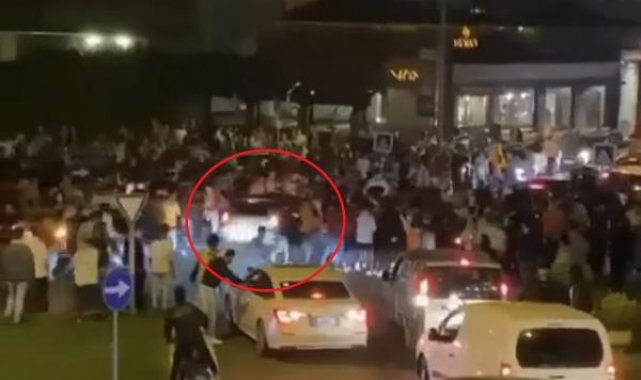 Bursa'da otomobil kutlama yapan Galatasaray taraftarlarının arasına daldı: 2 yaralı