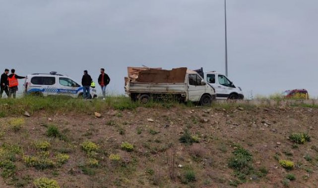 Bursa'da TIR, kamyonet ile hafif ticari araca çarptı