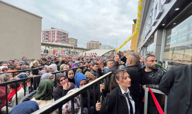 Bursa'da ucuzluk izdihamı...Birbirlerini ezip dükkanı talan ettiler